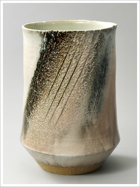 [作品写真]萩釉筒形陶器「条跡」